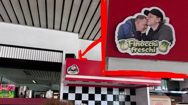 "Finocchi freschi", l'adesivo omofobo nel bar della Motorizzazione di Milano - finocchi adesivo omofobo motorizzazione civile milano - Gay.it