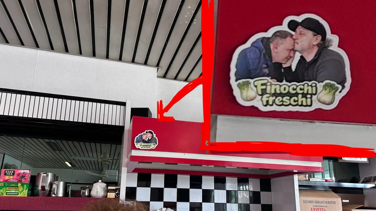 “Finocchi freschi”, l’adesivo omofobo nel bar della Motorizzazione di Milano