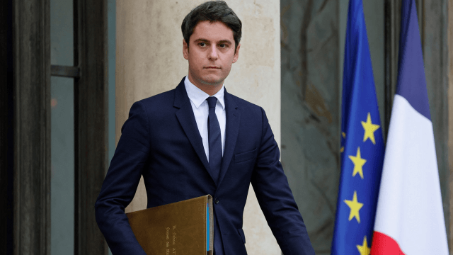"Un torrente di omofobia": Gabriel Attal pubblica gli insulti ricevuti dopo aver parlato della sua omosessualità - gabriel attal insulti omofobi libro omosessualita - Gay.it