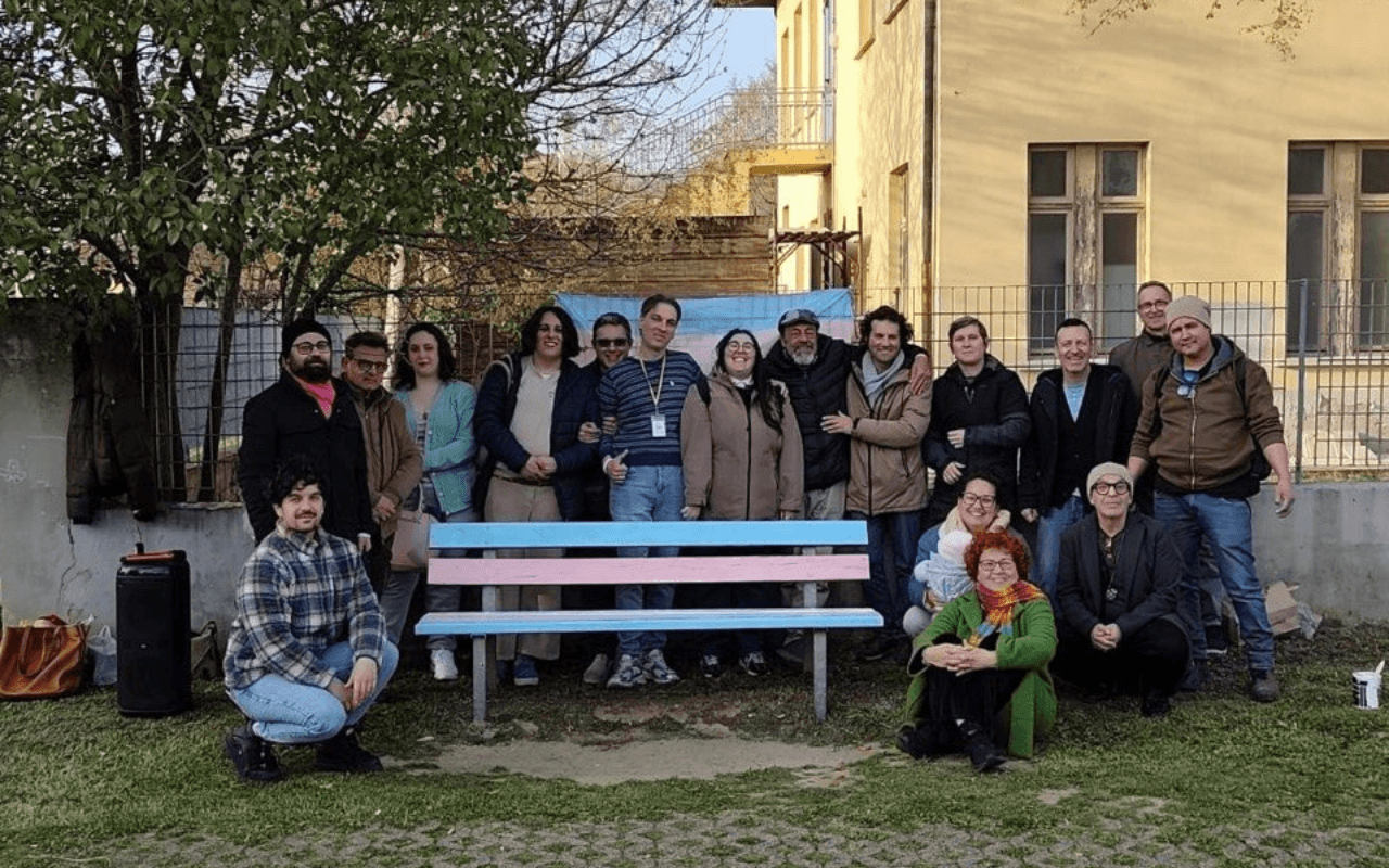 La panchina trans di Montopoli in Val d'Arno inaugurata il 25 marzo 2026