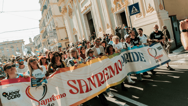 Sanremo Pride 2026: sabato 11 aprile torna il primo Pride d’Italia e rilancia i diritti, “Fiori d’arancio per tutt!”* - sanremo pride - Gay.it