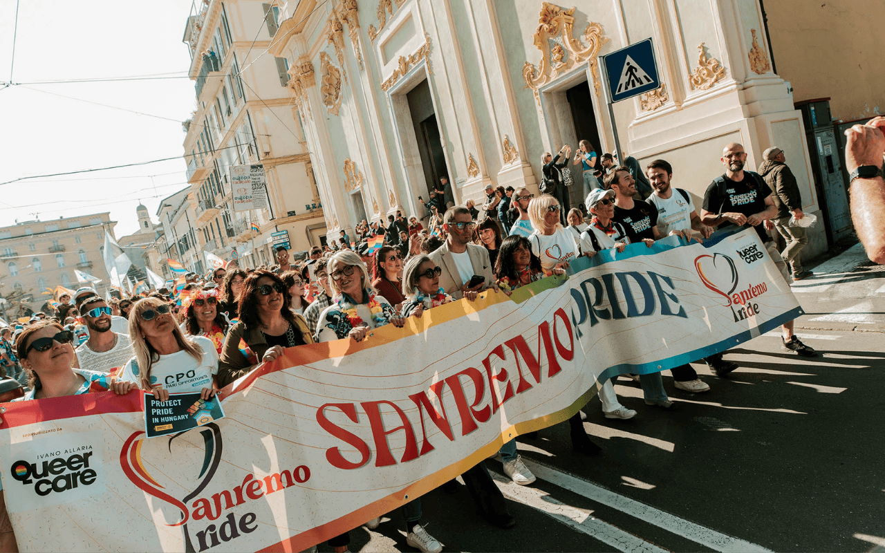 Sanremo Pride 2026: sabato 11 aprile torna il primo Pride d’Italia e rilancia i diritti, “Fiori d’arancio per tutt!”*