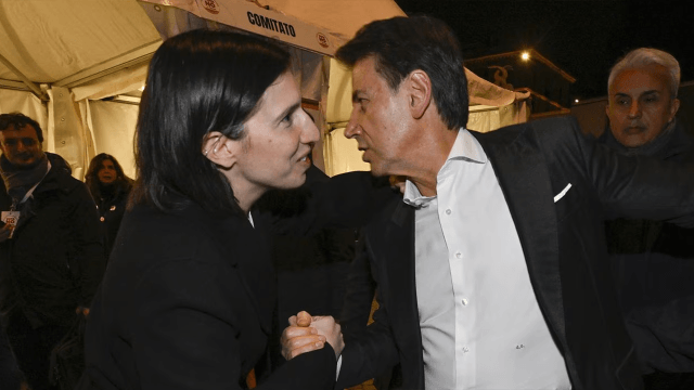 Elly Schlein vs Giuseppe Conte: perché alle donne in politica viene sempre chiesto di essere perfette - schlein conte donne politica perfette - Gay.it