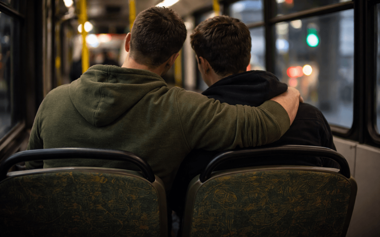 Genova, sesso orale tra due uomini sul bus e autista aggredita: 25enne denunciato, “situazione insostenibile”