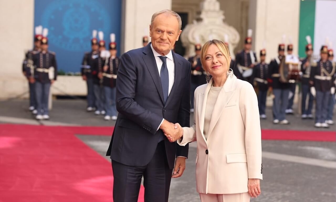 Polonia, Donald Tusk si scusa con le persone LGBT per i mancati diritti: "A tutti coloro che si sono sentiti rifiutati e umiliati" - Donald Tusk e Giorgia Meloni 1 - Gay.it