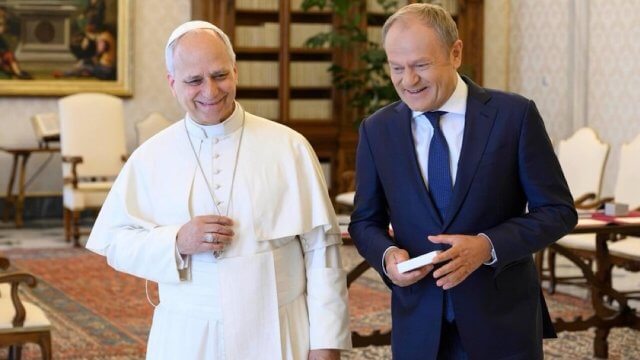 Polonia, Donald Tusk si scusa con le persone LGBT per i mancati diritti: "A tutti coloro che si sono sentiti rifiutati e umiliati" - Donald Tusk e Papa Leone XIV - Gay.it