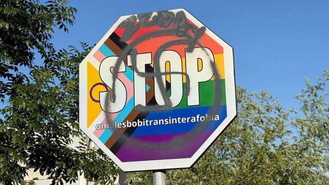 Firenze, svastica su un cartello arcobaleno contro l'omobitransfobia. Giani: "Non ci facciamo intimidire da chi semina odio o intolleranza" - Firenze svastica su cartello contro lomofobia - Gay.it