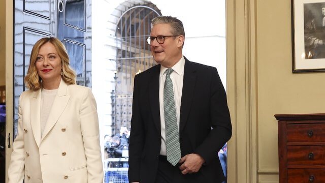 Regno Unito, stanziati 21 milioni di sterline per promuovere i diritti LGBT+ a livello globale - Keir Starmer e Giorgia Meloni - Gay.it