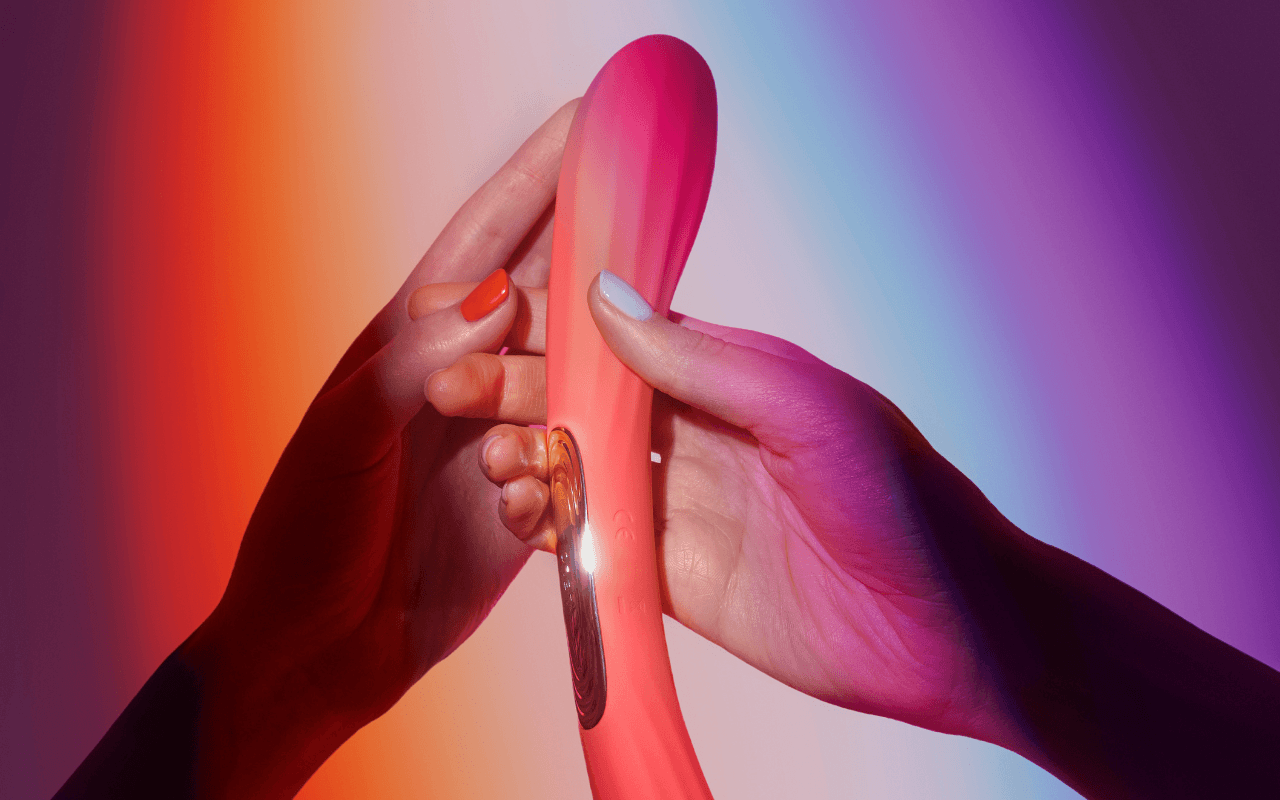LELO Boomerang, il primo vibratore a doppia estremità che trasforma il piacere in un’esperienza reciproca: la nostra prova - Lelo b - Gay.it
