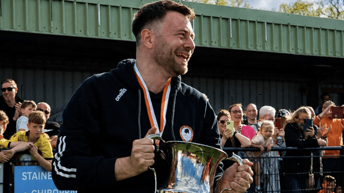 Luke Tuffs, l’allenatore dichiartamente gay dell’Ashford Town FC vince il campionato