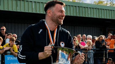 Luke Tuffs, l’allenatore dichiartamente gay dell’Ashford Town FC vince il campionato