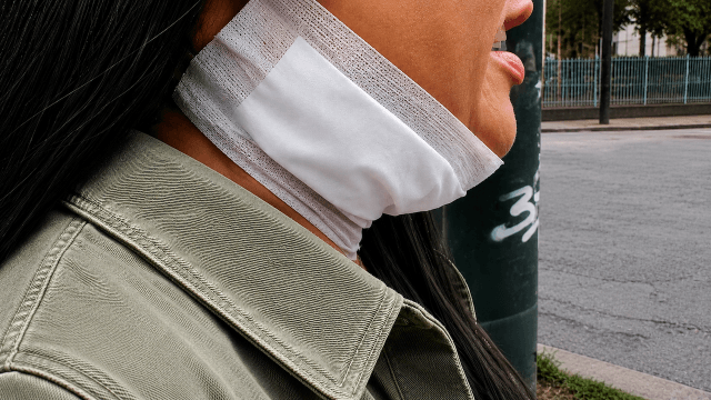 Napoli, il branco aggredisce donna trans con calci, pugni e una coltellata al collo: "Volevano ammazzarmi" (VIDEO) - Napoli coltellata collo donna trans - Gay.it