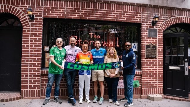 New York Cosmos, leggendaria squadra di calcio USA annuncia storica partnership con lo Stonewall INN (VIDEO) - New York Cosmos Stonewall - Gay.it