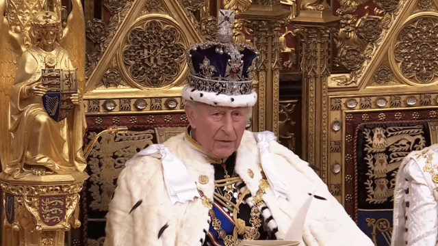 Da Elisabetta II a Carlo III, il governo britannico promette per la 5a volta in 8 anni il divieto alle teorie riparative (VIDEO) - Re Carlo III discorso al Parlamento - Gay.it