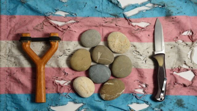 Rimini, studenti 18enni tirano sassi a donne trans. Denunciati a piede libero - Rimini studenti 18enni tirano sassi a donne trans. Denunciati a piede libero - Gay.it