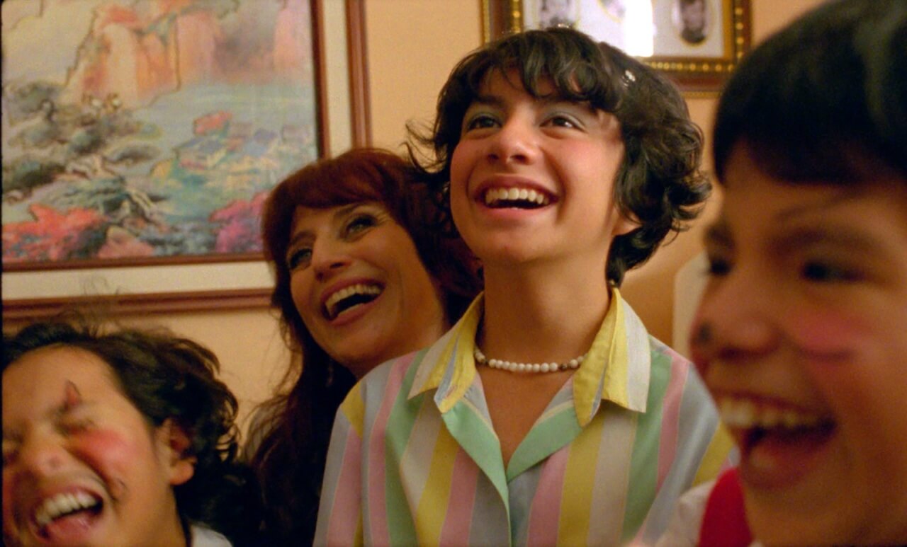 Queer Palm 2026, tutti i film LGBTQIA+ in cartellone a Cannes 2026 - Seis Meses en el Edificio Rosa con Azul de Bruno Santamaria Razo - Gay.it