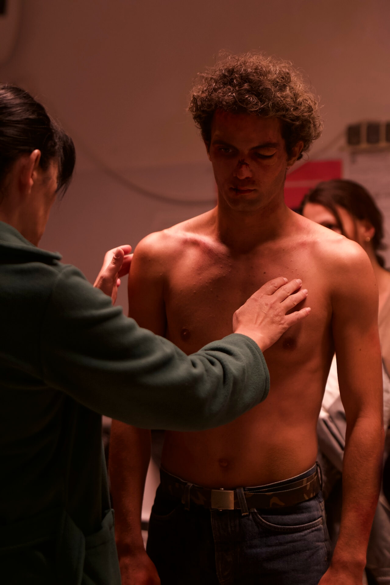 L'omofobia sistemica cancella il volto di Adi mentre io lo cerco per tutto il film - Tre chilometri alla fine del mondo 17 - Gay.it