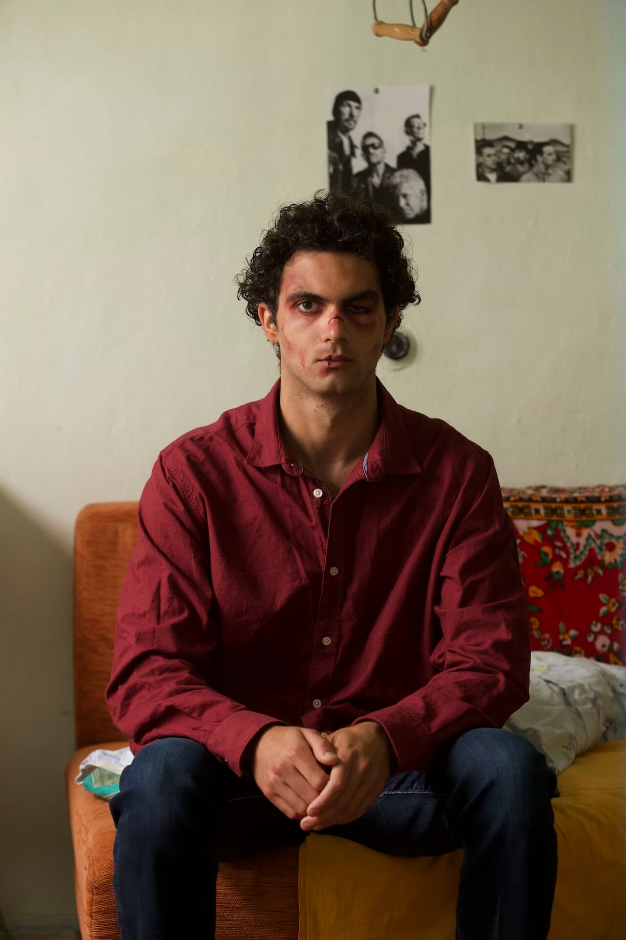 L'omofobia sistemica cancella il volto di Adi mentre io lo cerco per tutto il film - Tre chilometri alla fine del mondo 5 - Gay.it