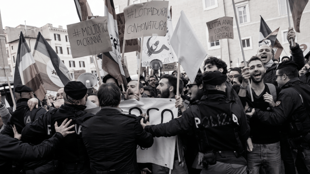 Roma, 24 febbraio 2016: davanti al Senato, i manifestanti scesi in piazza contro lo stralcio della stepchild adoption bloccano Corso Rinascimento per ore, sfidando il cordone della polizia.