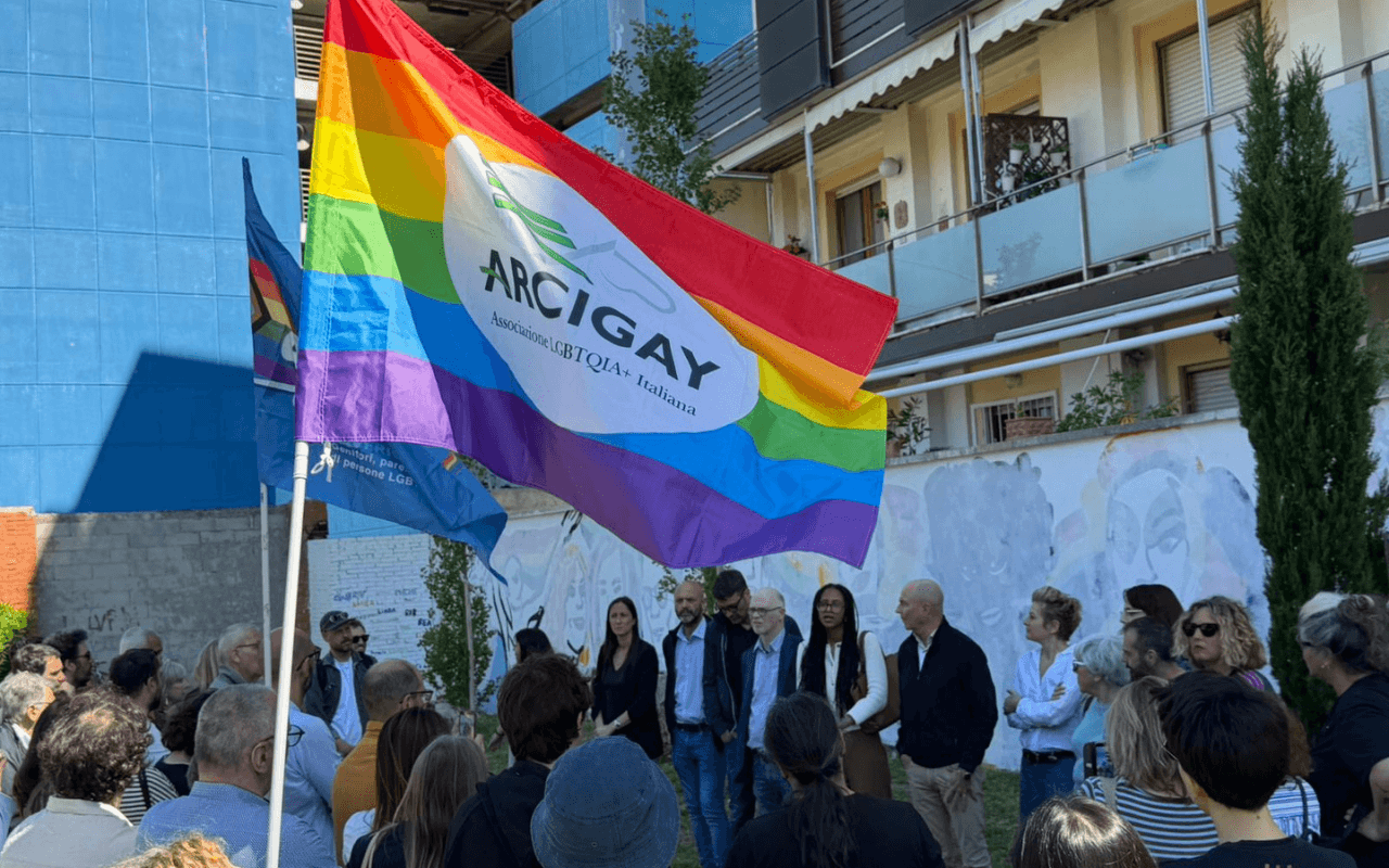Livorno, vandalizzato il “Queer Wall”: murale LGBTQIA+ coperto da vernice bianca. Il sindaco: “Il fascismo non è un’epoca chiusa” - arcigay - Gay.it