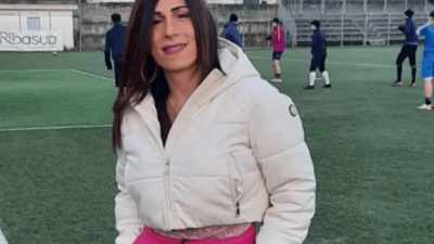 Offese sessiste a Marina Rinaldi, prima allenatrice trans del calcio italiano, insultata durante una partita: “Parole irripetibili, c’è bisogno di riportare cultura nel calcio”