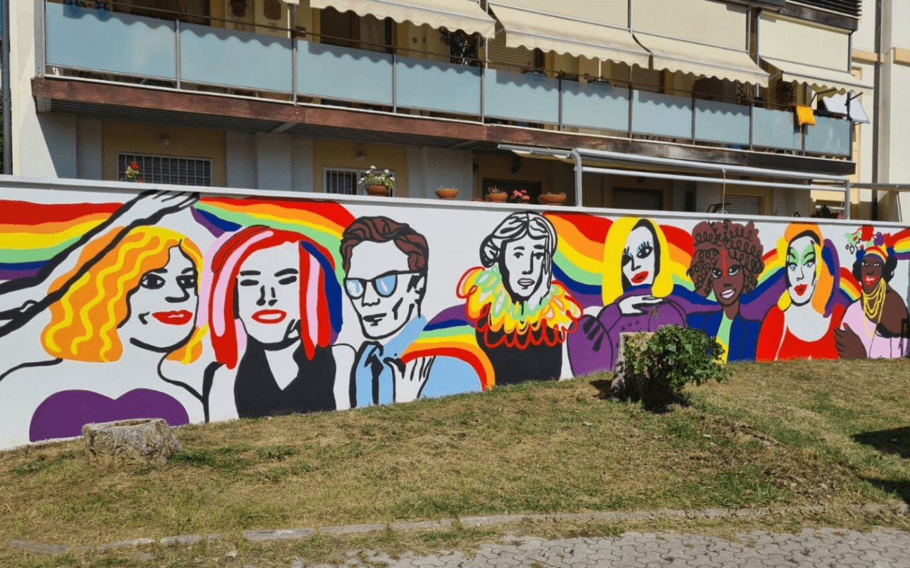 Livorno, vandalizzato il “Queer Wall”: murale LGBTQIA+ coperto da vernice bianca. Il sindaco: “Il fascismo non è un’epoca chiusa” - queer wall - Gay.it