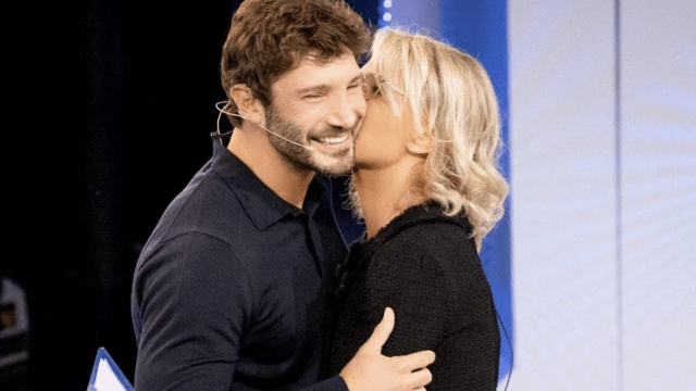 Stefano De Martino vuole Maria De Filippi per Sanremo 2027