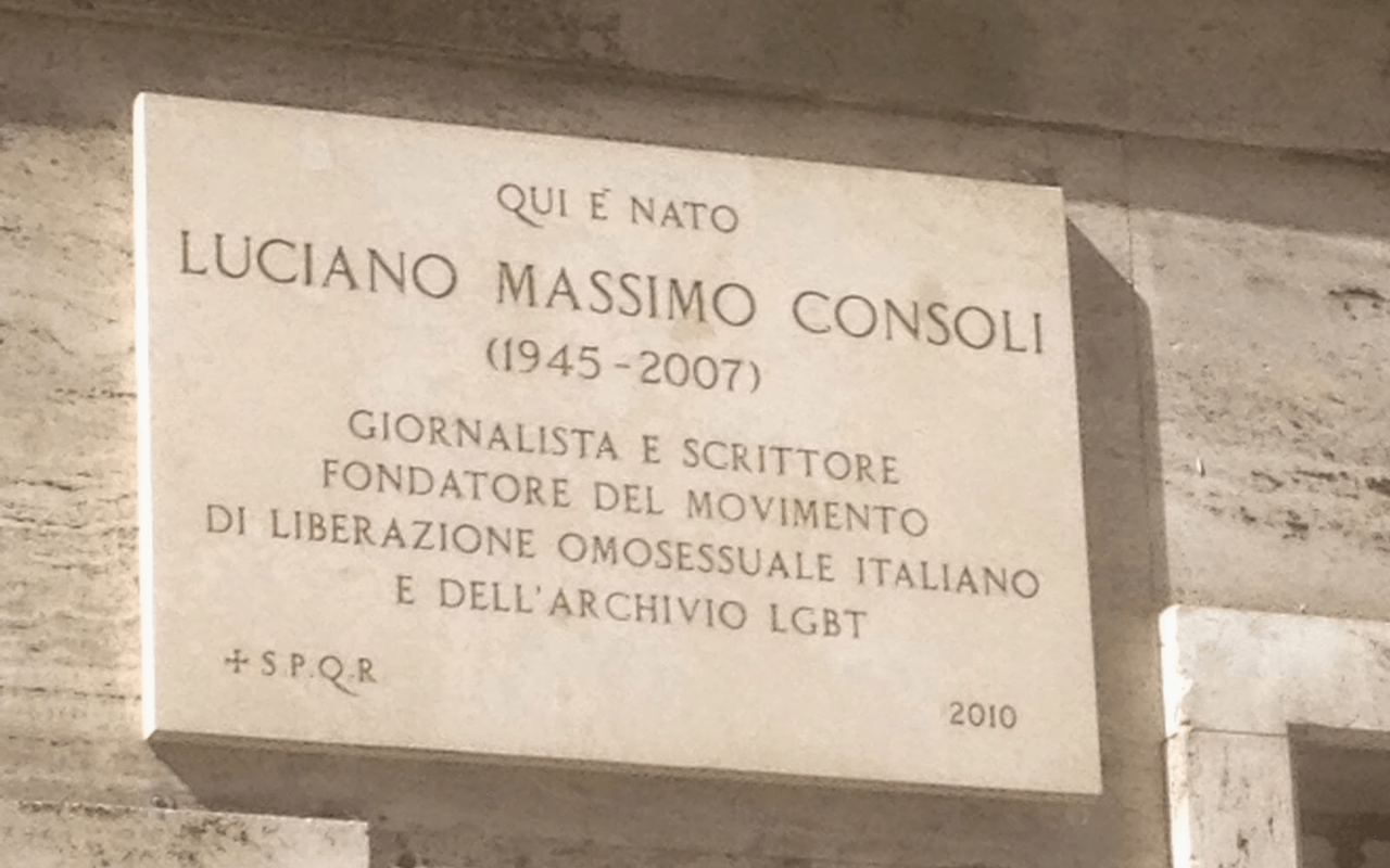 «Romarcobaleno»: la mappa della memoria queer nascosta nella Capitale - targa massimo consoli - Gay.it