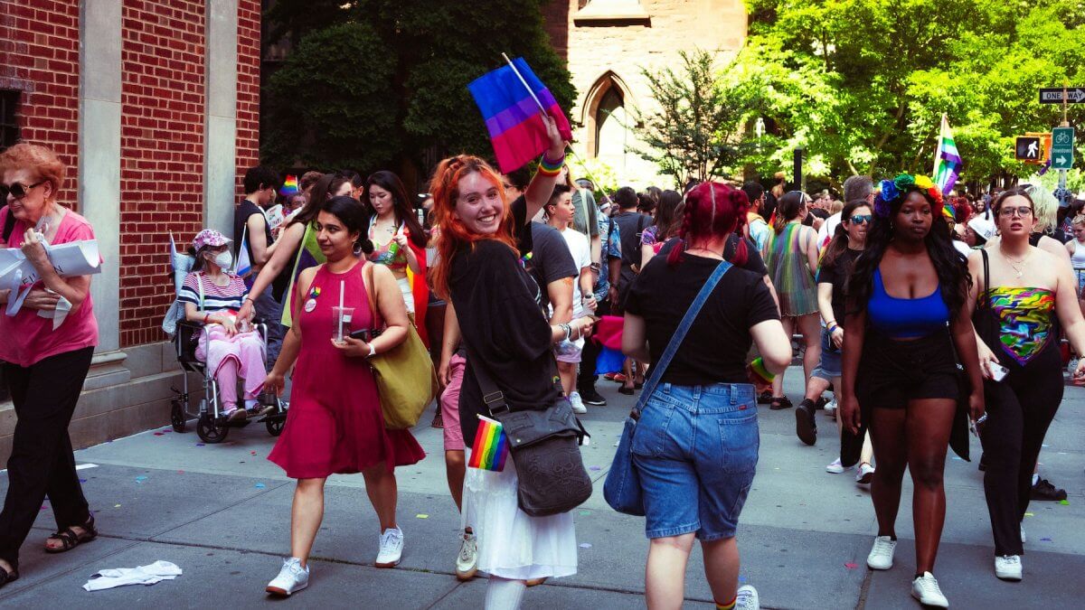C'è una banca che non finanzia l'industria bellica, le energie fossili e chi non rispetta i diritti - vita ordinaria rilassata persone queer - Gay.it