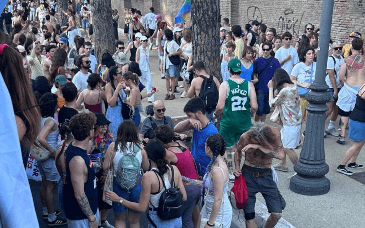 Attacco al carro di Gender X al Roma Pride 2026