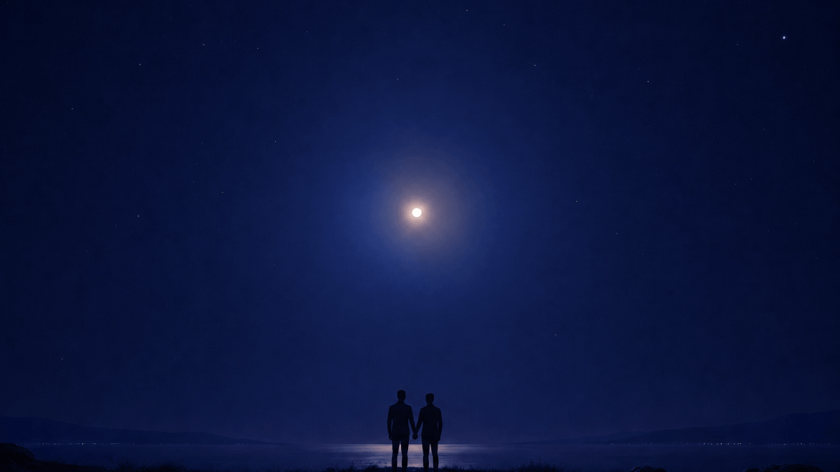 Due uomini di notte a distanza sulla riva di un mare o un lago sereno