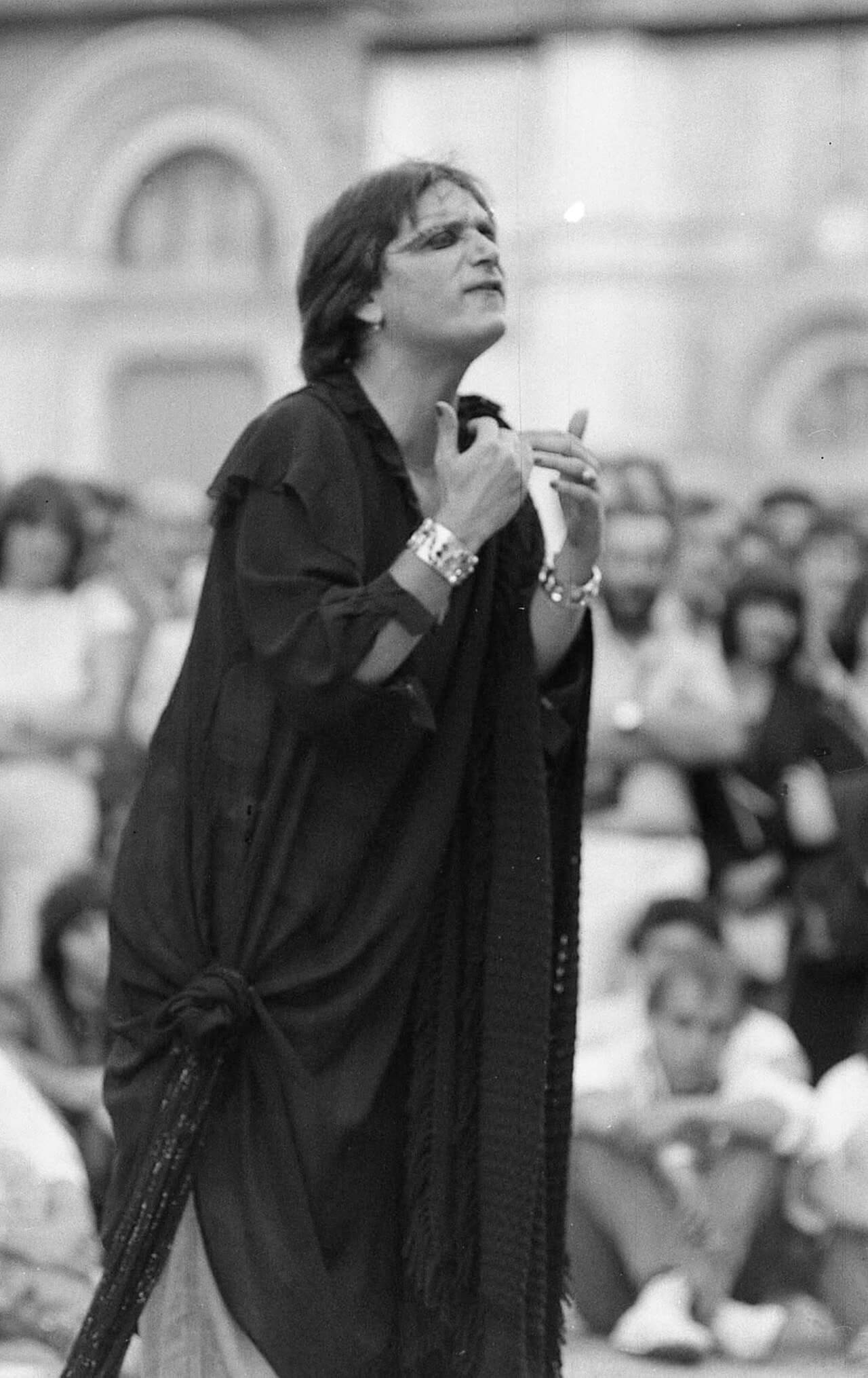 "La Madonna di Pompei vuole bene pure ai gay": addio a Ciro Ciretta, chi era la pioniera fuori dal sistema - Ciretta Ciro Cascina Bologna 1980 Teatro di strada Decostruzione Genere - Gay.it