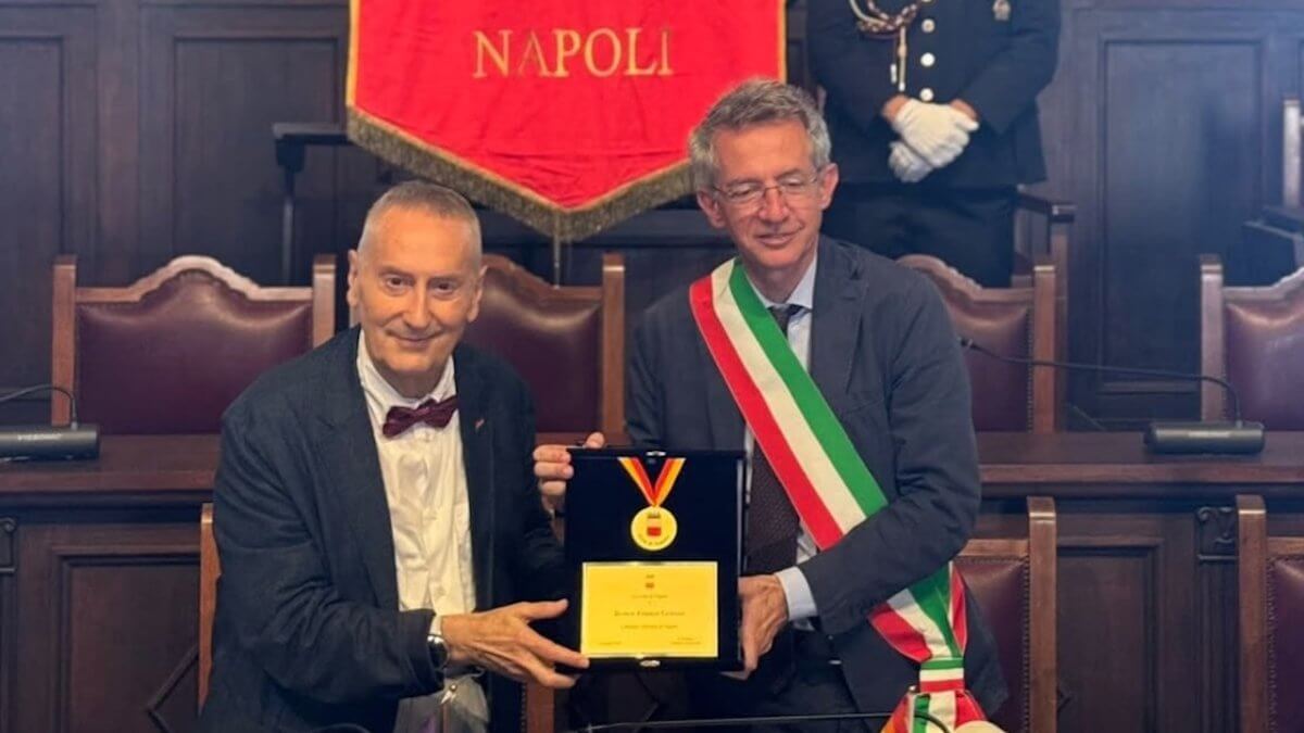 Franco Grillini cittadino onorario di Napoli:" È un riconoscimento a tutta la collettività LGBT+ d’Italia" - Franco Grillini e Gaetano Manfredi cover - Gay.it