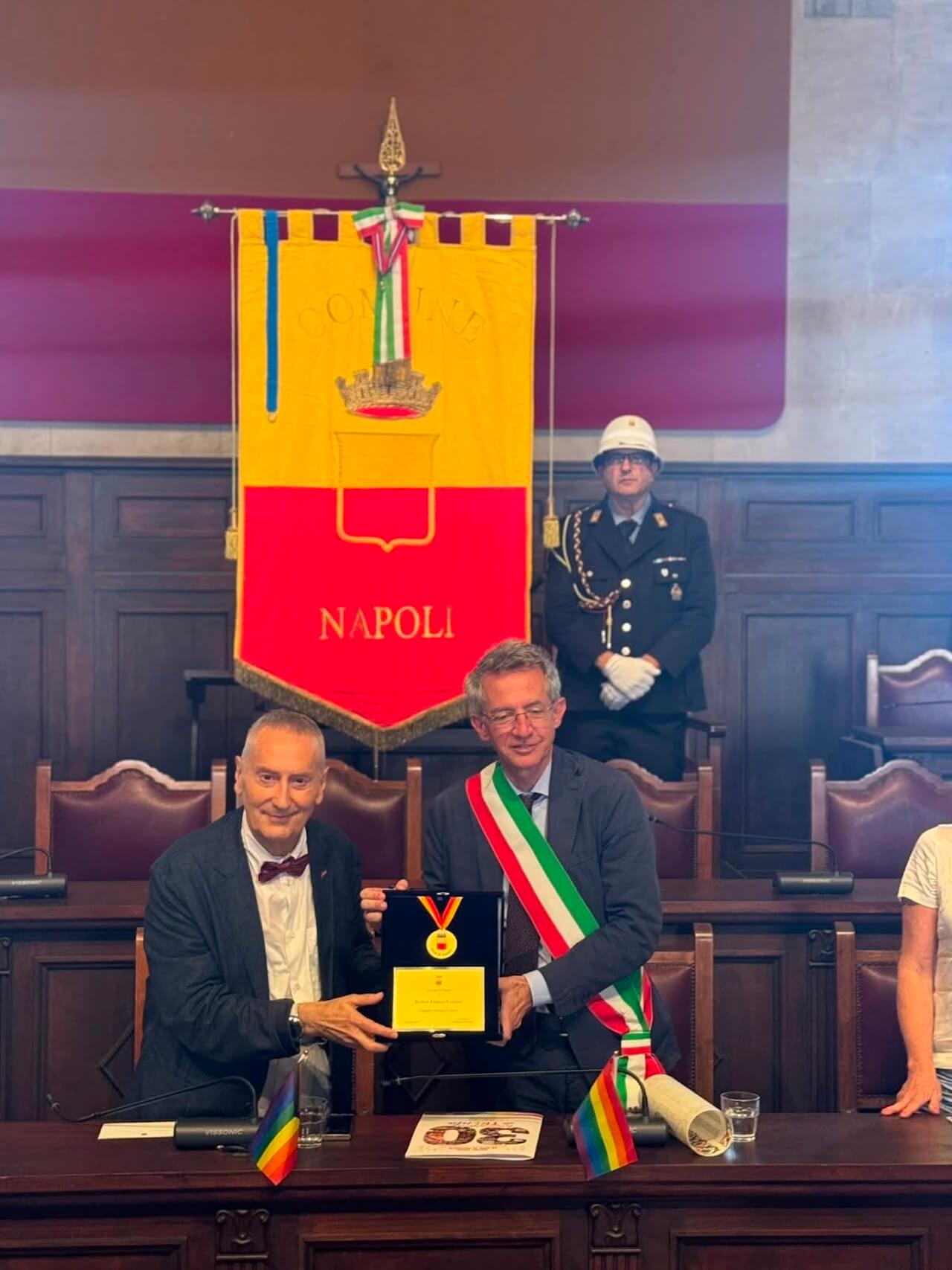 Franco Grillini cittadino onorario di Napoli:" È un riconoscimento a tutta la collettività LGBT+ d’Italia" - Franco Grillini e Gaetano Manfredi - Gay.it