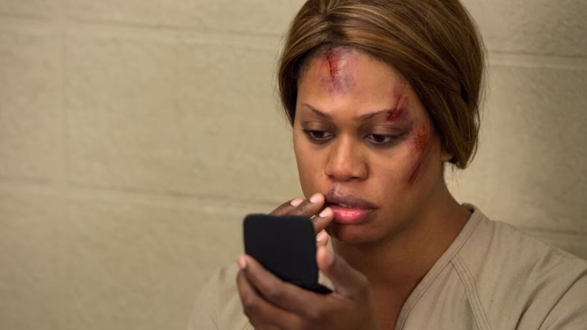 Trump non può trasferire le donne trans nelle carceri maschili. Il giudice: "Gravi rischi per la loro sicurezza" - Laverne Cox in Orange is the New Black - Gay.it