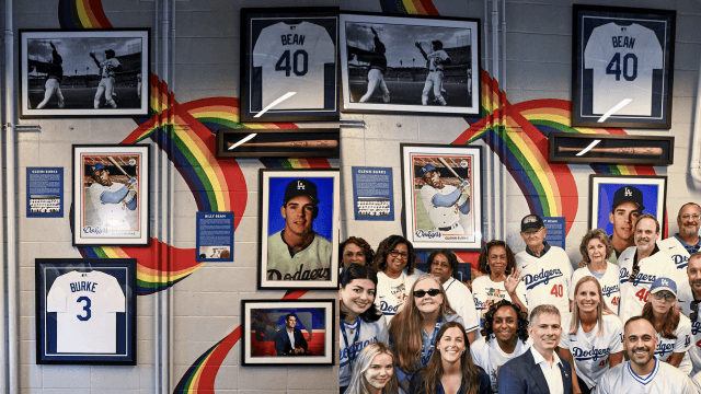 Los Angeles Dodgers, inaugurato il memoriale in onore dei giocatori gay Glenn Burke e Billy Bean - Los Angeles Dodgers - Gay.it