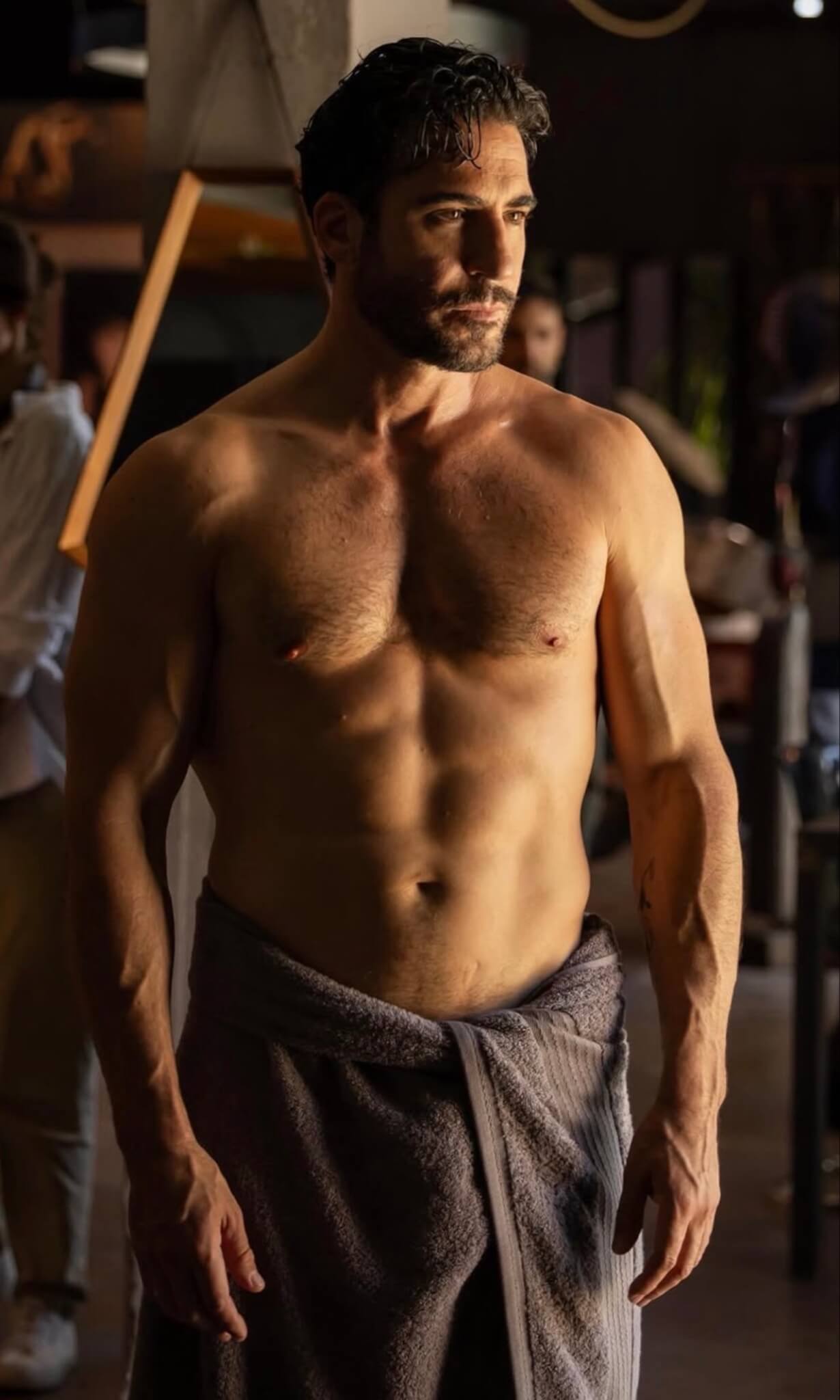 Film LGBTQIA+ in arrivo dopo l'estate, distribuzione e date d'uscita - Miguel Angel Silvestre in Nella Gioia e nel Dolore - Gay.it