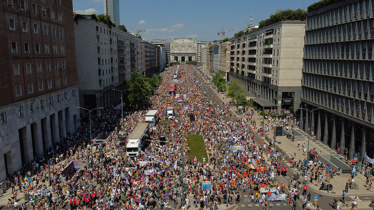 Il Programma del Milano Pride: corpi in rivolta per difendere la democrazia - Milano Pride 2025 visto dal drone Cortesia di CIG Arcigay Milano 01 - Gay.it