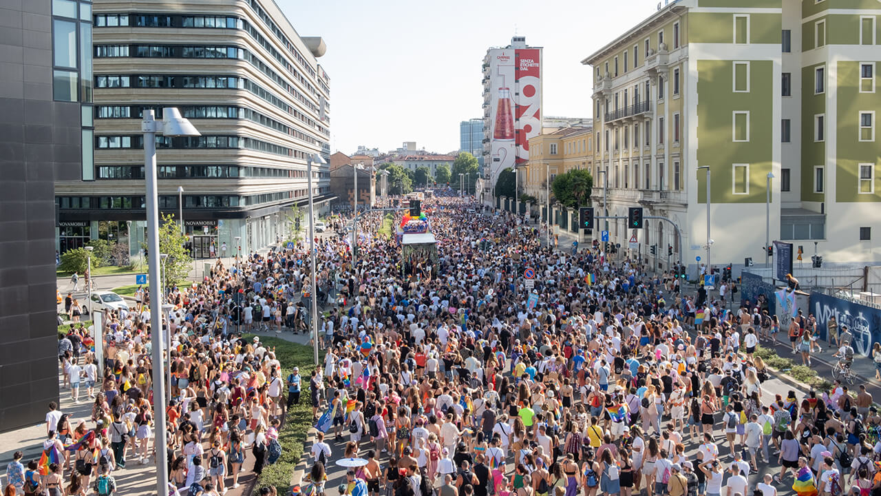 Il Programma del Milano Pride: corpi in rivolta per difendere la democrazia - Milano Pride 2025 visto dal drone Cortesia di CIG Arcigay Milano 02 - Gay.it