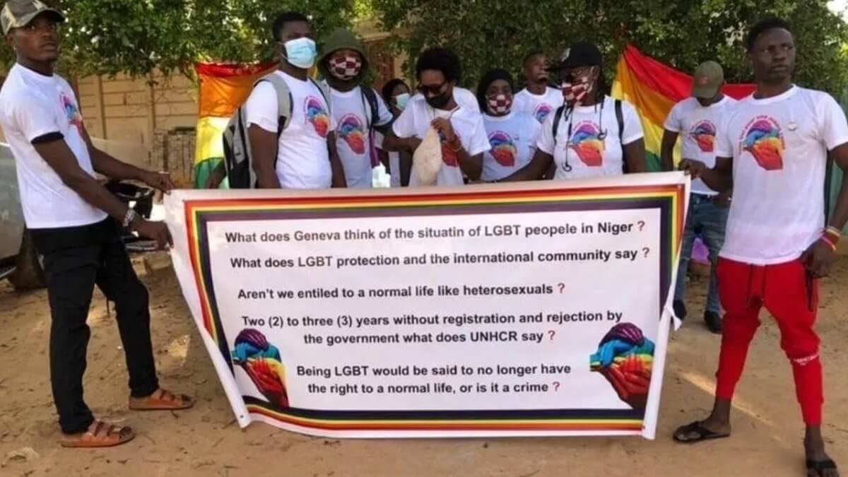 Nell'agosto del 2022, rifugiati LGBT in cerca di asilo hanno protestato davanti all'Ufficio dell'Alto Commissariato per i Rifugiati a Niamey, in Niger. (Foto per gentile concessione di Observateurs)