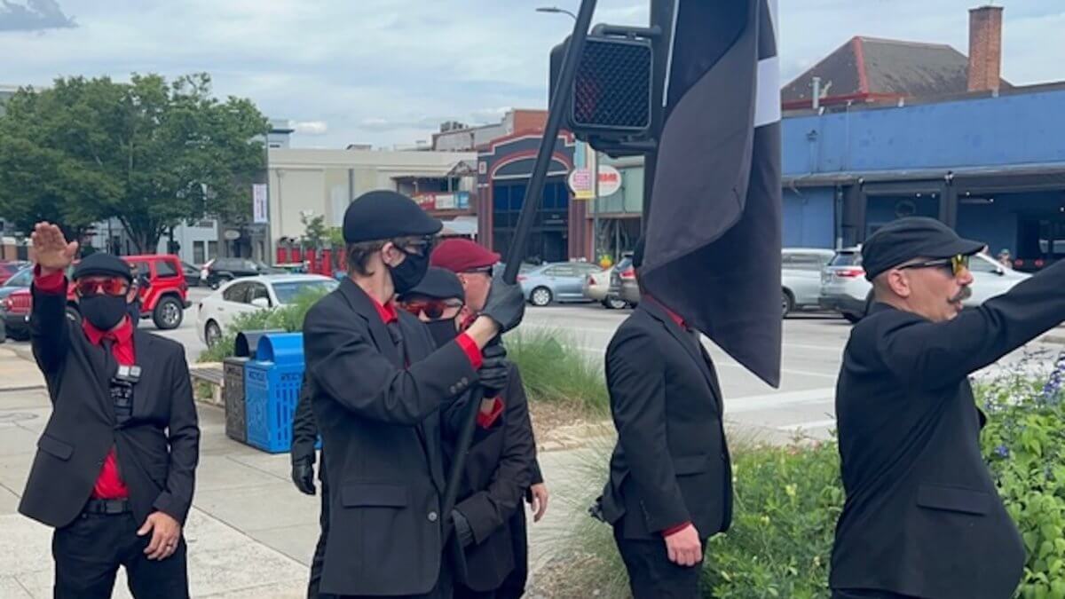 Gruppo neonazista prova ad interrompere Pride con svastiche e insulti, ma non va come immaginato (VIDEO) - Nazisti al Pride - Gay.it