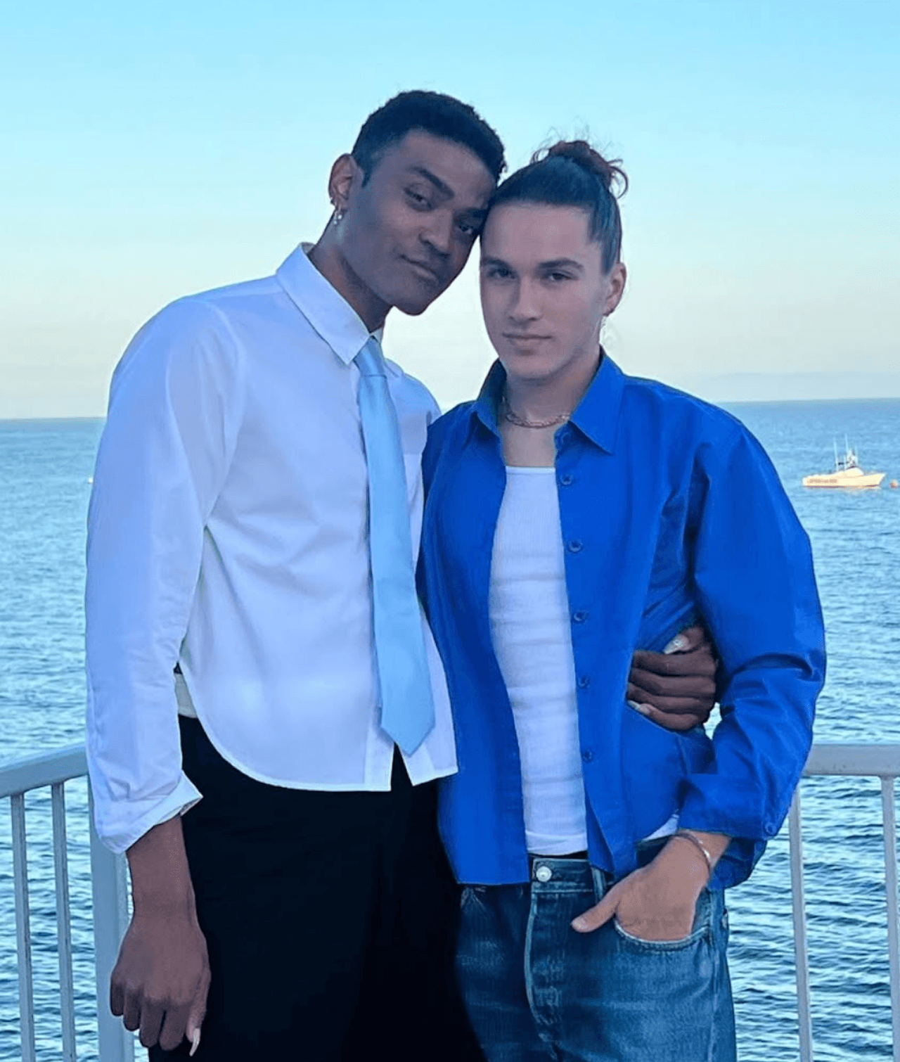 Owen Thiele di Adults e Overcompensating, "io, ragazzo nero e gay cresciuto in una famiglia ebrea bianca" - Owen Thiele e Jared Ellner - Gay.it