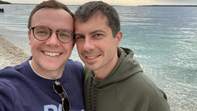 Pete Buttigieg e gli 8 anni di matrimonio con Chasten: “Non ne ho ancora abbastanza di quel sorriso”