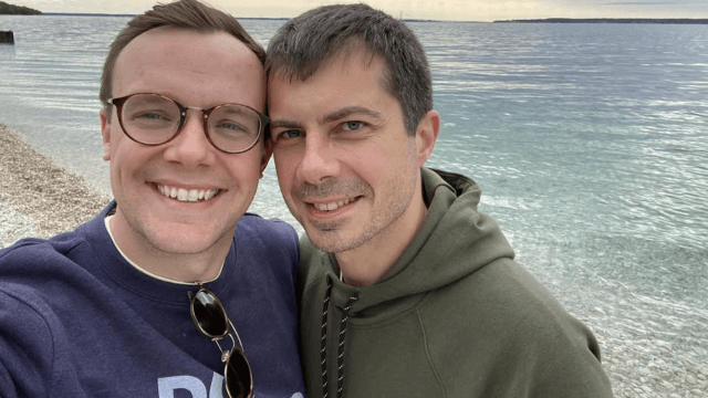 Pete Buttigieg e gli 8 anni di matrimonio con Chasten: "Non ne ho ancora abbastanza di quel sorriso" - Pete Buttigieg e gli 8 anni di matrimonio con Chasten - Gay.it