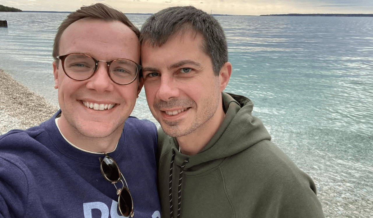 Pete Buttigieg e gli 8 anni di matrimonio con Chasten: "Non ne ho ancora abbastanza di quel sorriso" - Pete Buttigieg e gli 8 anni di matrimonio con Chasten - Gay.it