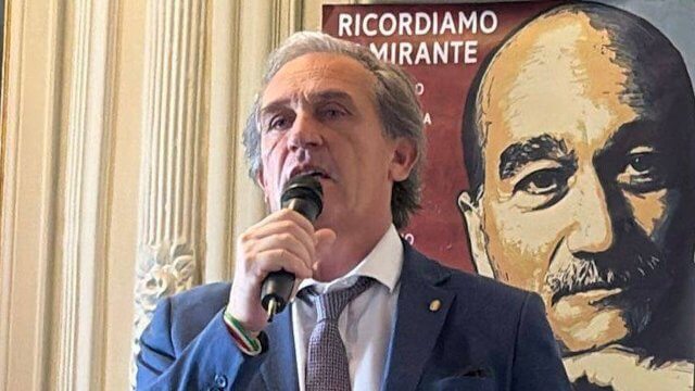 Menia, senatore FDI attacca coppia gay all'aeroporto: "Basta effusioni, fatele a casa vostra" - Roberto Menia - Gay.it