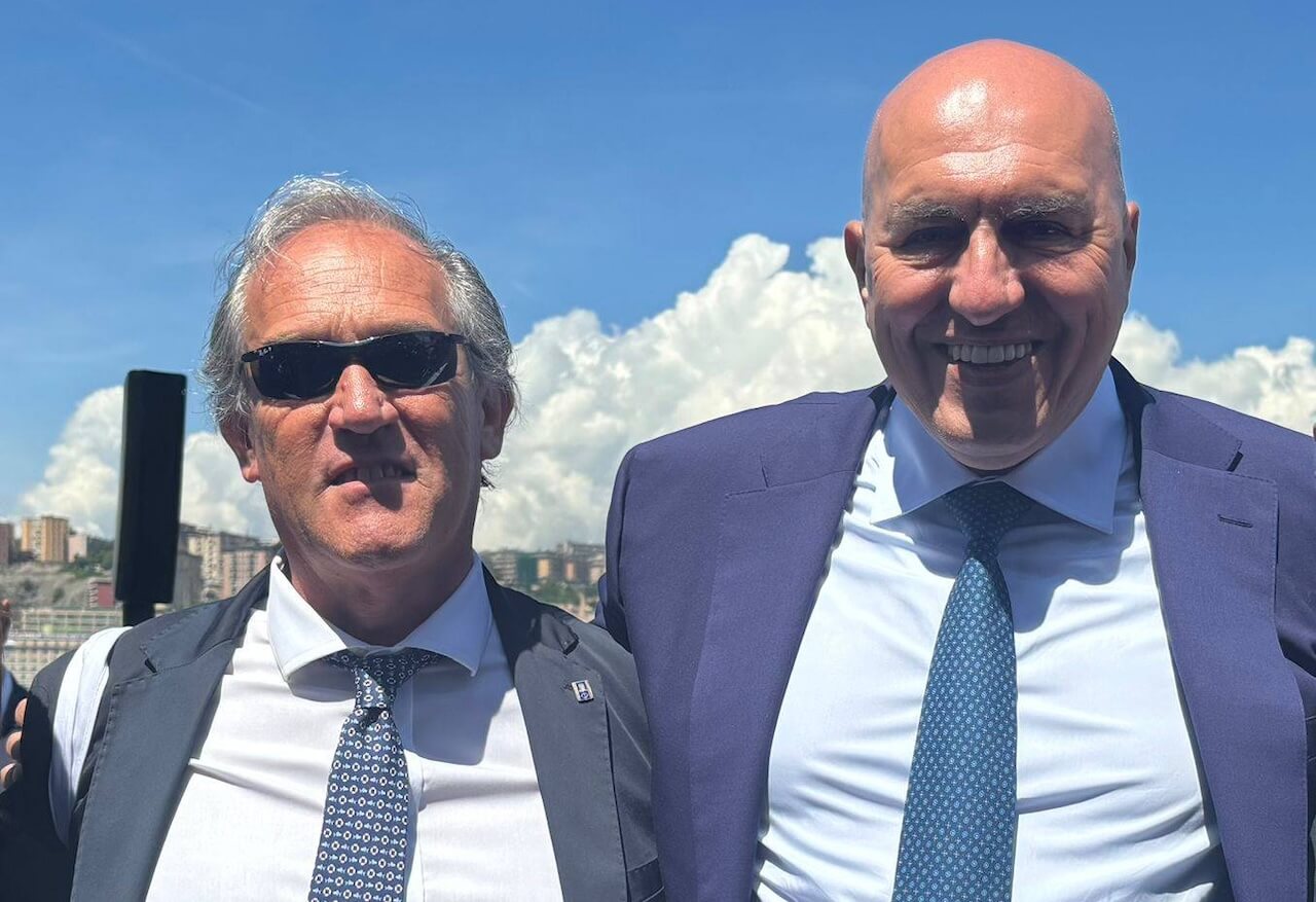 Menia, senatore FDI attacca coppia gay all'aeroporto: "Basta effusioni, fatele a casa vostra" - Roberto Menia e Guido Crosetto - Gay.it