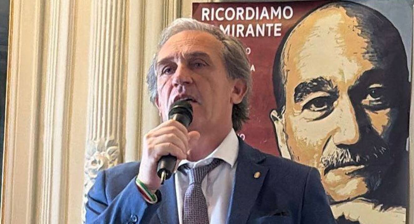 Menia, senatore FDI attacca coppia gay all'aeroporto: "Basta effusioni, fatele a casa vostra" - Roberto Menia - Gay.it