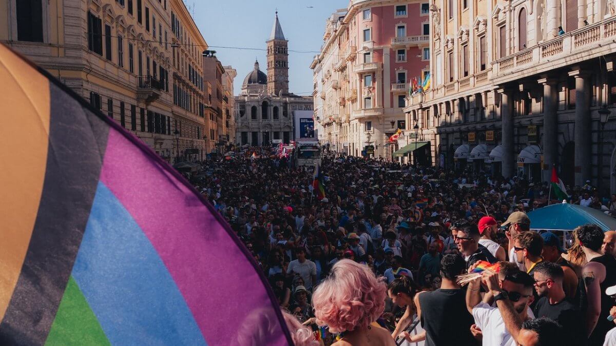 Spray urticante contro carri e manifestanti, la denuncia del Roma Pride: "Clima di ostilità alimentato dall’omotransfobia" - Roma Pride 1 - Gay.it