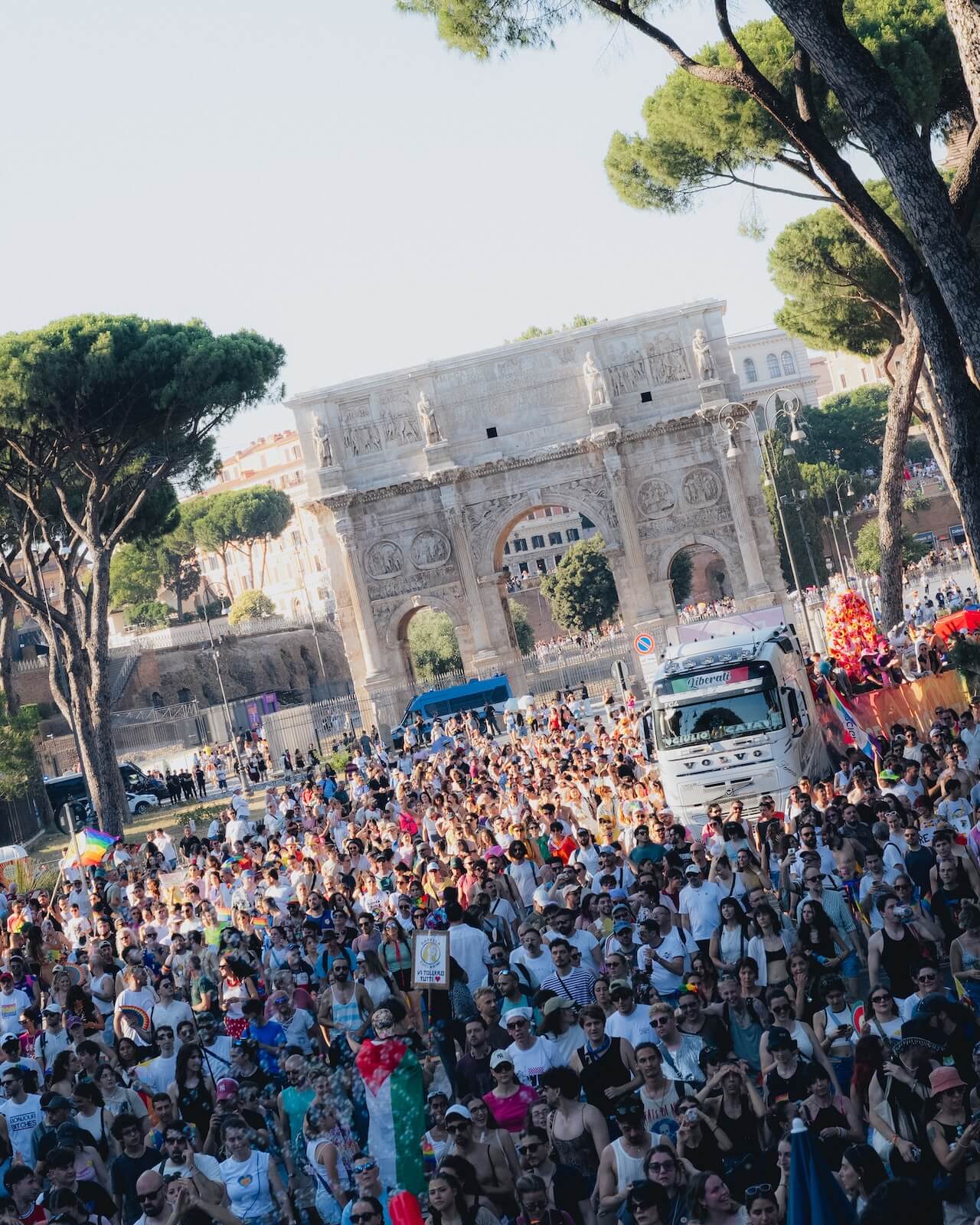 Spray urticante contro carri e manifestanti, la denuncia del Roma Pride: "Clima di ostilità alimentato dall’omotransfobia" - Roma Pride 2026 1 - Gay.it